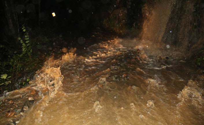 Rize Hemşin’de Şiddetli Yağış Köy Yollarını Kapattı: Bir Kişi Yaralandı
