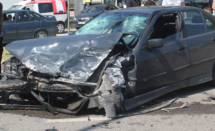 Ünye’de iki otomobil çarpıştı: 3 kişi yaralandı