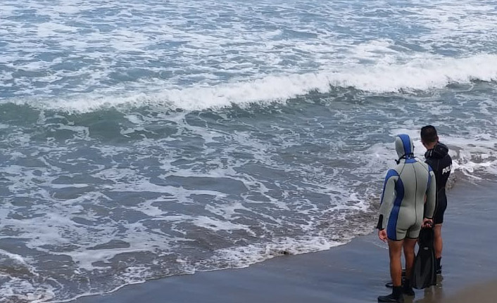 Denizde akıntıya kapılan 3 kişiden 1 kayıp