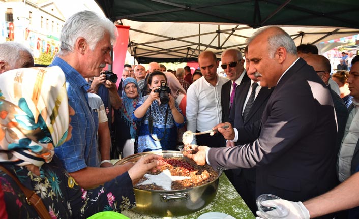 Trabzon'da 5 bin kişilik aşure dağıtıldı