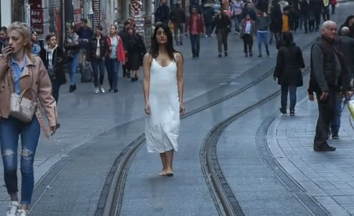 El ele verip film çektiler: Ailenize iyi bakın