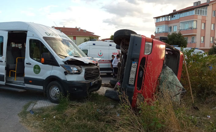 Öğrenci servisi kaza yaptı 5 yaralı