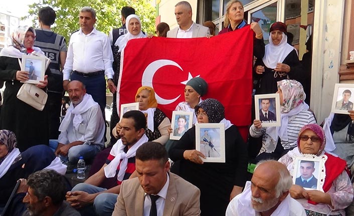 Trabzon ve Diyarbakır şehit ailelerinden HDP önündeki eyleme destek