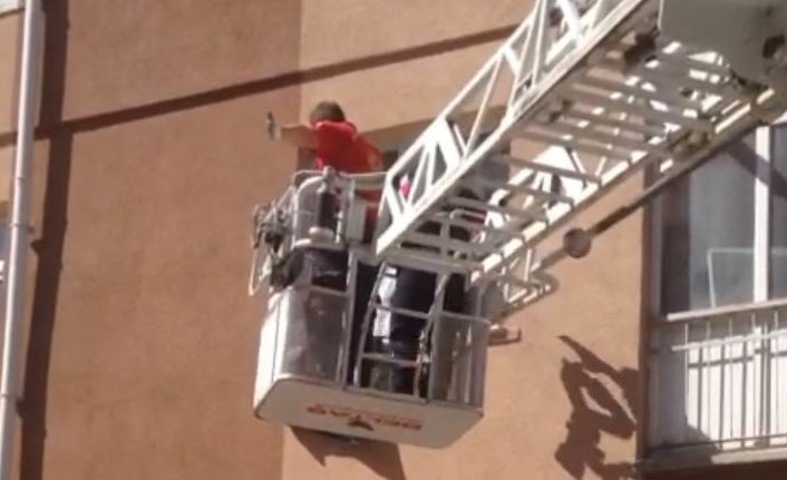 Camdan atlamaya kalkan kadını itfaiye kurtardı