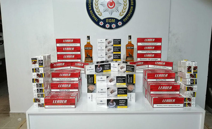 Trabzon'da kaçak sigara ve içki dolu araç yakalandı