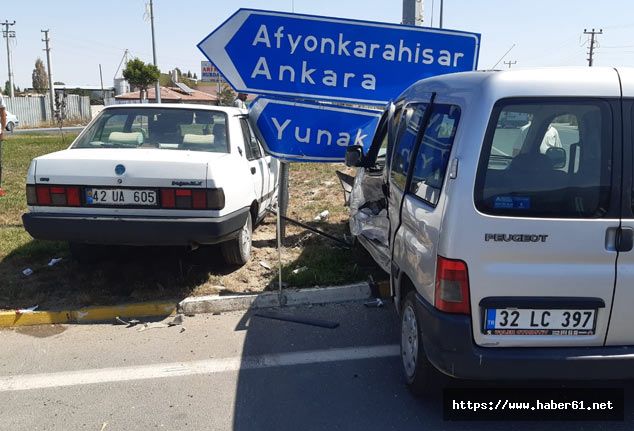 otomobille hafif ticari araç çarpıştı: 7 yaralı