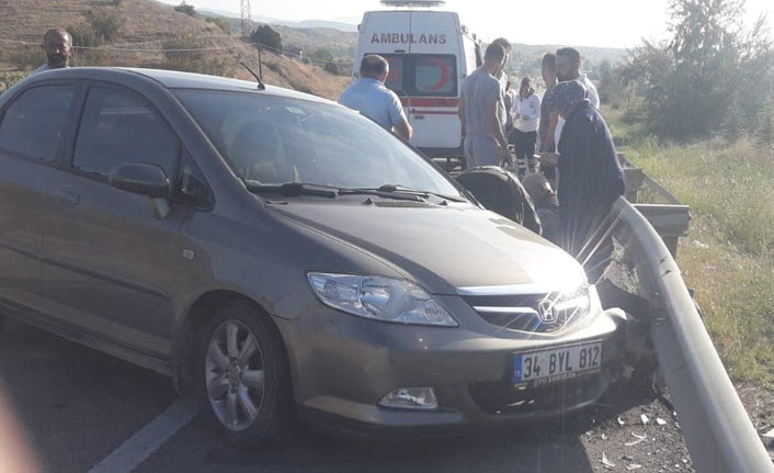 Yoldan çıkan otomobil bariyerlere çarptı!