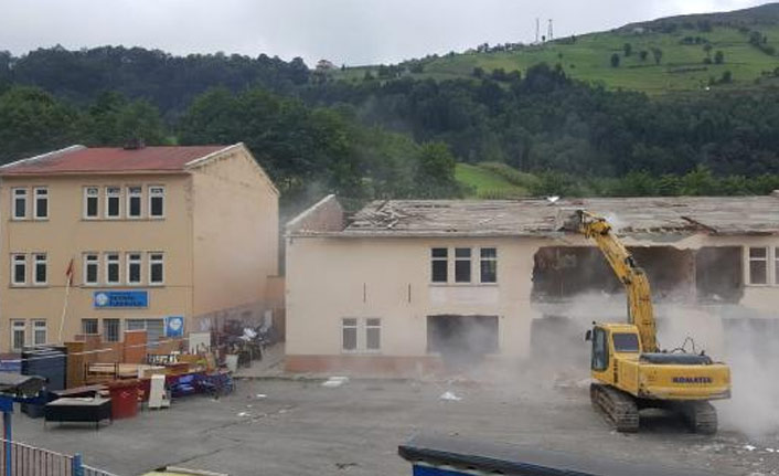 Riskli ortaokul yıkıldı, yanındaki ilkokul taşınmaktan kurtuldu
