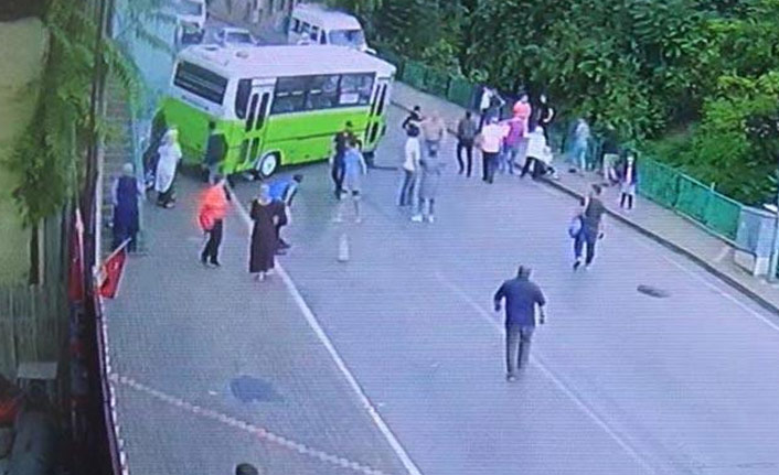 Halk otobüsü otomobile çarptı!