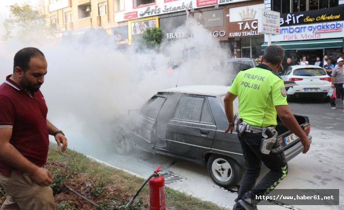 Seyir halindeki otomobil alev alev yandı