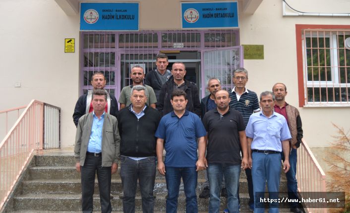 Sürekli öğretmen değişince protesto ettiler