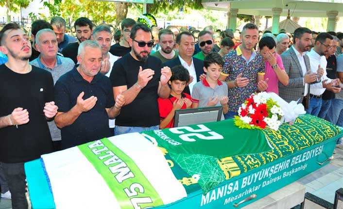 Kazada ölen genç futbolcu formasıyla defnedildi