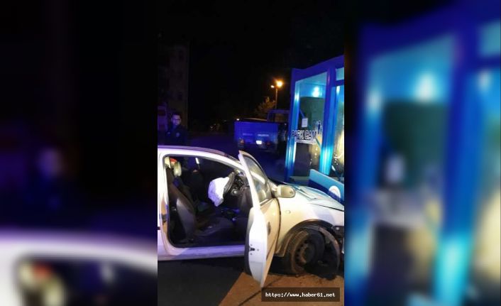 Otomobil durağa çarptı