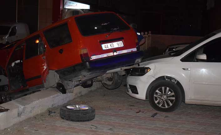 Otomobil park halindeki araçların üzerine uçtu
