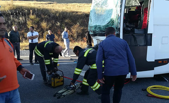 Yolcu otobüsü ile TIR çarpıştı!