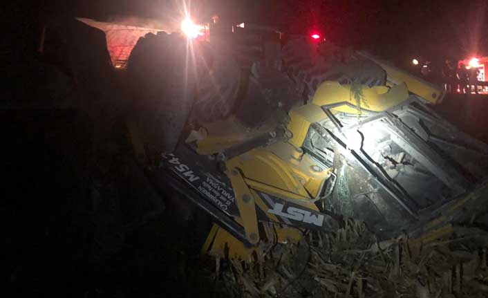 Denizli’de iş makinesine tır arkadan çarptı