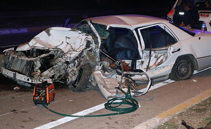 Otomobil başı boş ata çarptı: 1 ölü