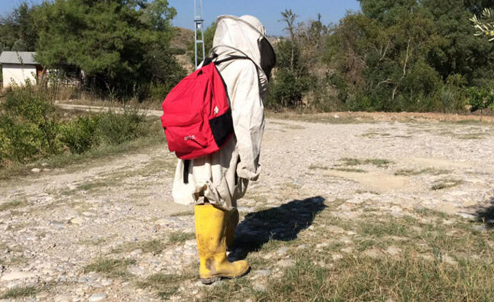 Babası kızını her gün bu kıyafetle gönderiyor! İşte nedeni!