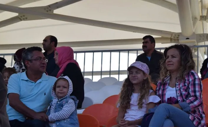 Yanında eşi olmayan stada alınmadı!