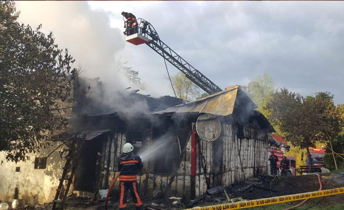 Trabzon’un Vakfıkebir İlçesinde Çıkan Yangında Ev Kullanılamaz Hale Geldi