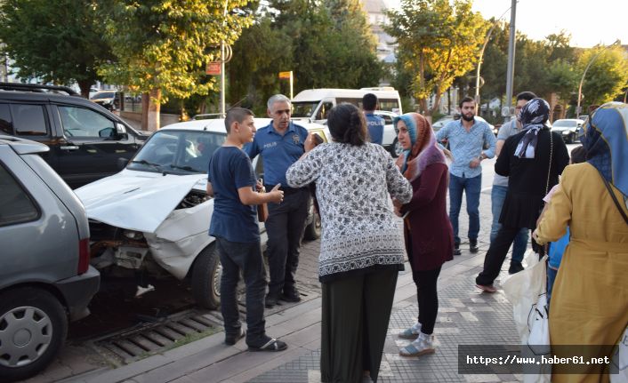 Kaza yaptı sürücüsü aracı bırakıp kaçtı