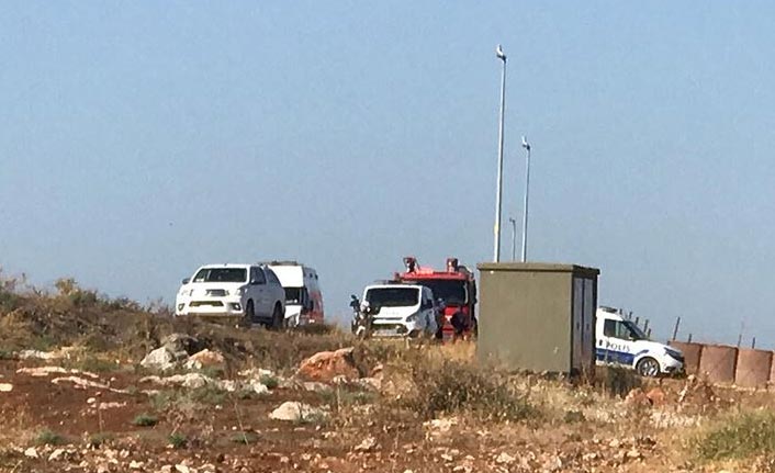 Düzensiz göçmenleri taşıyan kamyonet devrildi