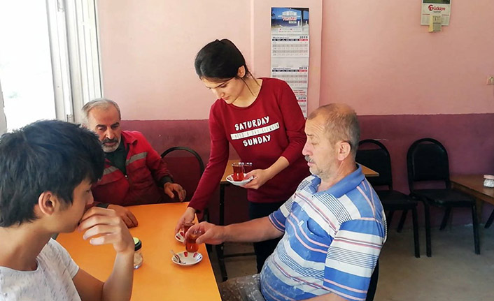 Dereceye girdiği KPSS sonuçlarını beklerken çaycılık yapıyor