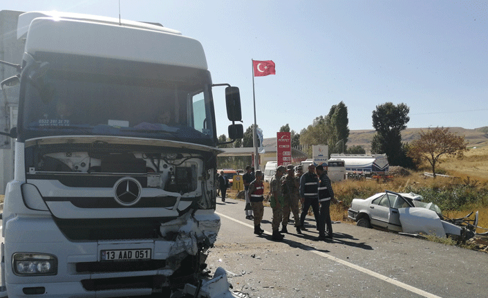 Otomobille tır çarpıştı