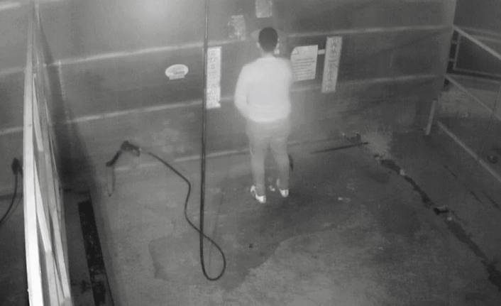 Kameraların yönünü değiştirip paraları çaldı!