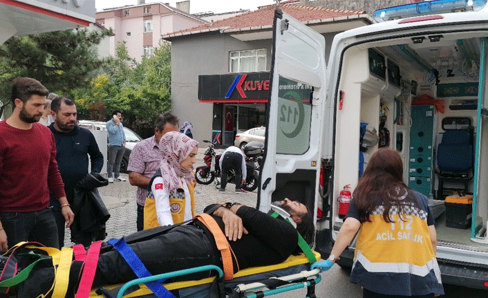 Motosikletle kamyonet çarpıştı!