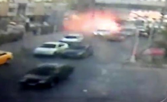 Polis aracına düzenlenen saldırı anı kamerada!
