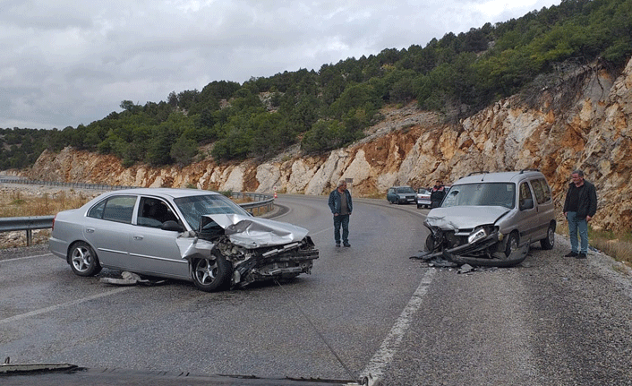 Hafif ticari araçla otomobil çarpıştı