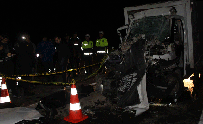 Kütahya'da kamyonet kamyona çarptı