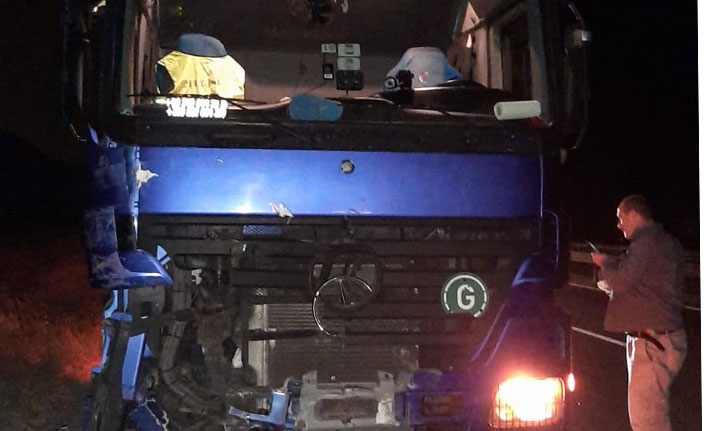 Kamyon, çekiciye çarptı