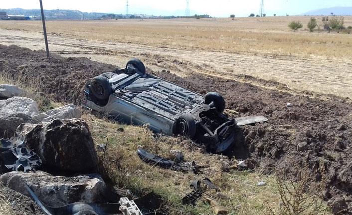 Gölbaşı’nda hafif ticari araç takla attı