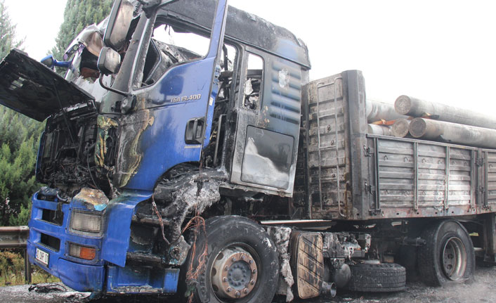 Balataları tutuşan tır yanarak hurda oldu