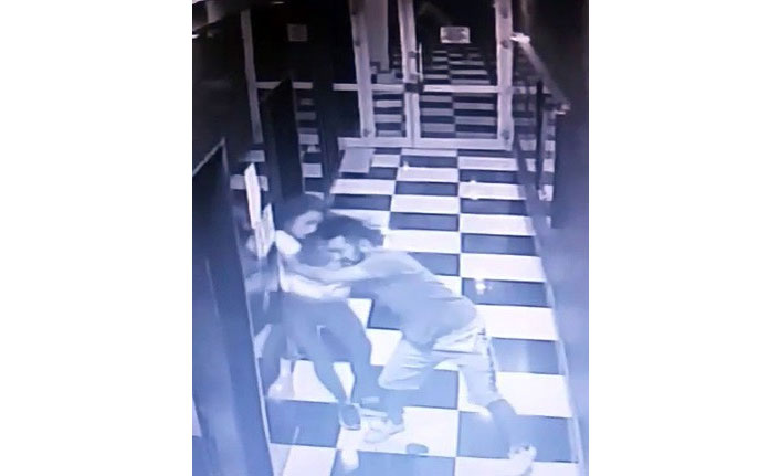 Arkadaşının ittiği üniversiteli genç kız asansör boşluğuna düştü