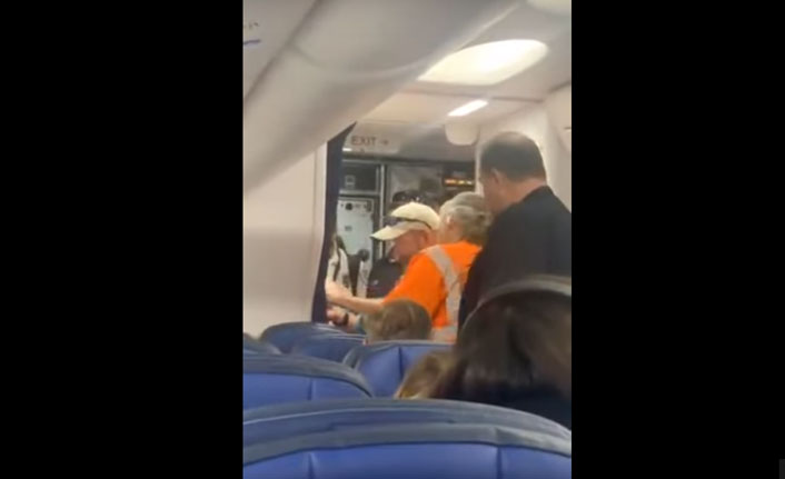 Genç kadın yolcu uçağının tuvaletinde mahsur kaldı!