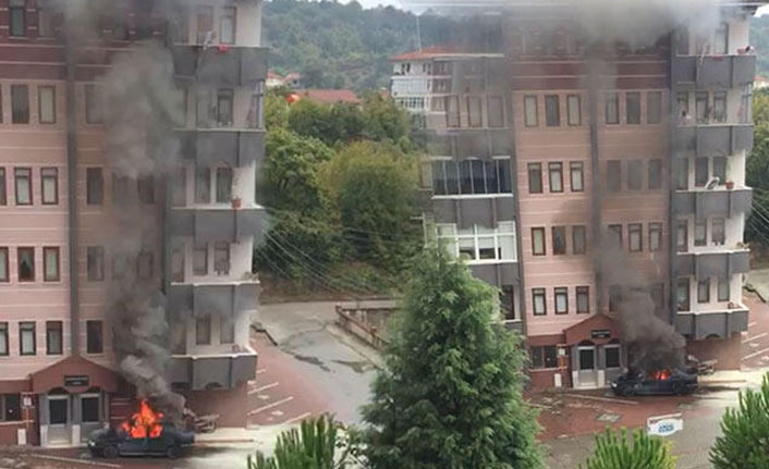 Yanan otomobile balkondan kovalarla su döktüler