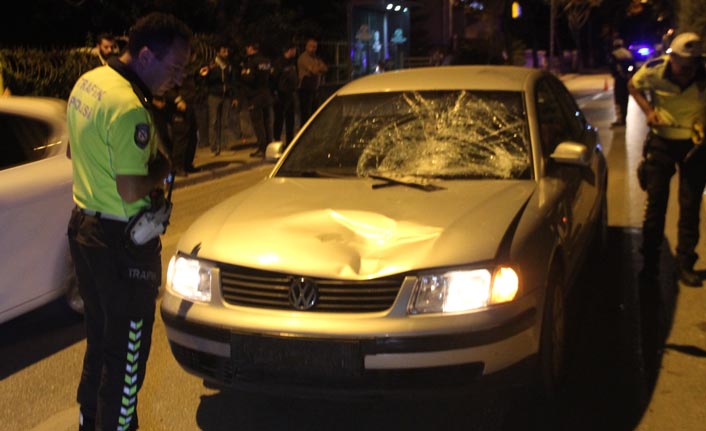 Yoldan karşıya geçmek isterken araba çarptı