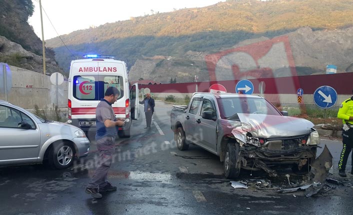 Trabzon’da kamyonetle beton mikser çarpıştı