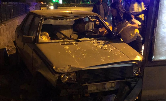 Başkent’te otomobil reklam panosuna çarptı