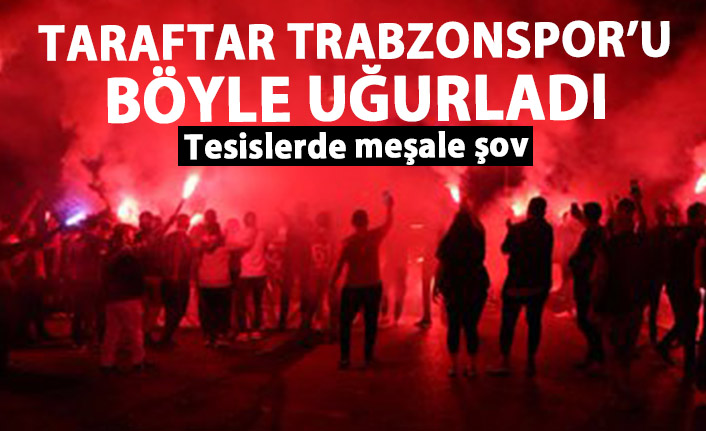 Trabzonspor taraftarı takımını stada meşalelerle uğurladı