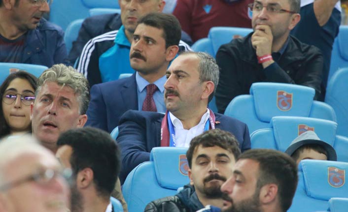 Bakan Abdülhamit Gül Trabzonspor maçında: "başarılar diliyorum"