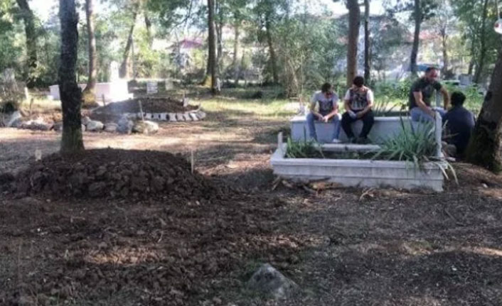 Mezarlık kapısında korkunç görüntü!