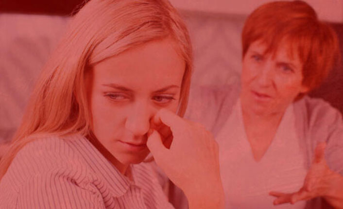 Gelini kaynanayla aynı evde oturmaya zorlamak tazminat sebebi