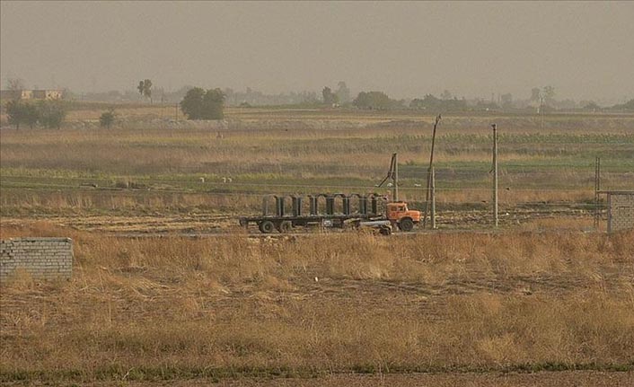 Terör örgütü YPG/PKK'dan sınır hattına beton blok sevkiyatı