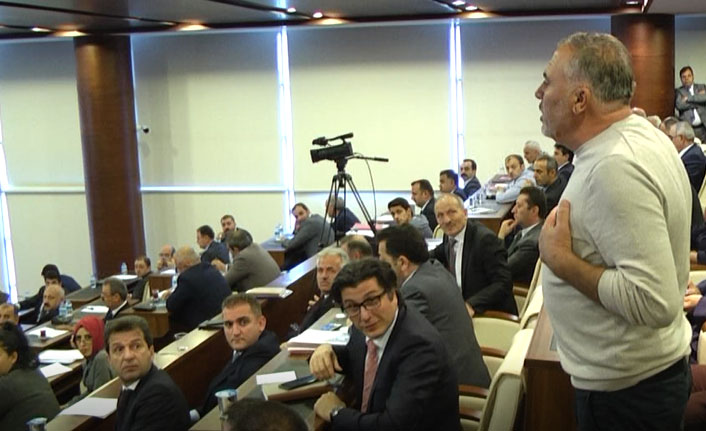 Bir anda salona girdi tepki gösterdi: Oy verdiğimiz adamlar hizmet etsin!