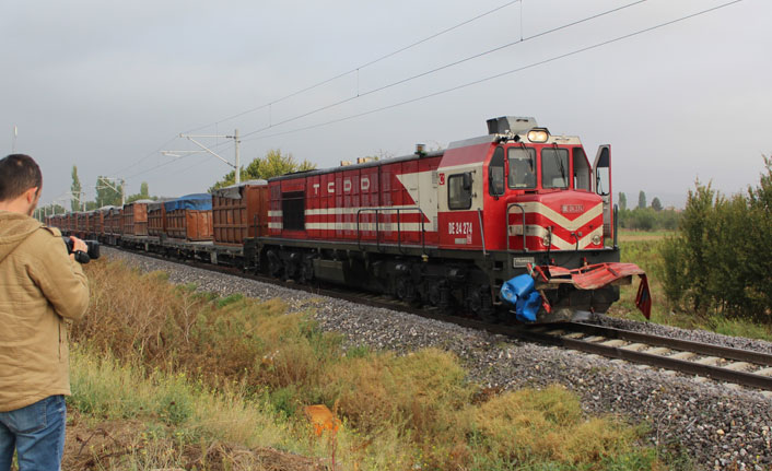 Kütahya'da yük treni kamyonete çarptı