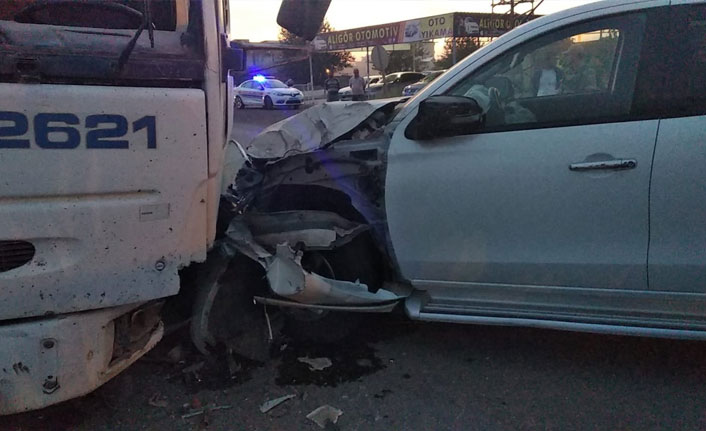 Kamyon ile hafif ticari araç çarpıştı